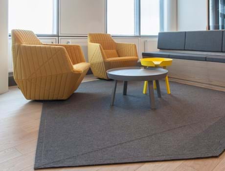 Power office_20, filttæppe under gul stol